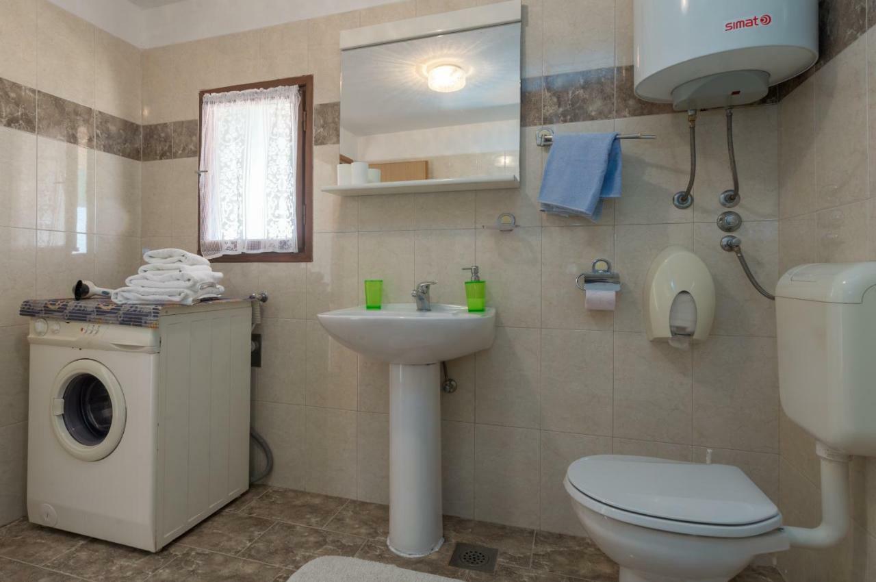 Guest House Robert I Mirna Бале Экстерьер фото