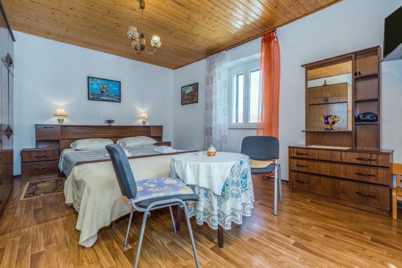 Guest House Robert I Mirna Бале Экстерьер фото