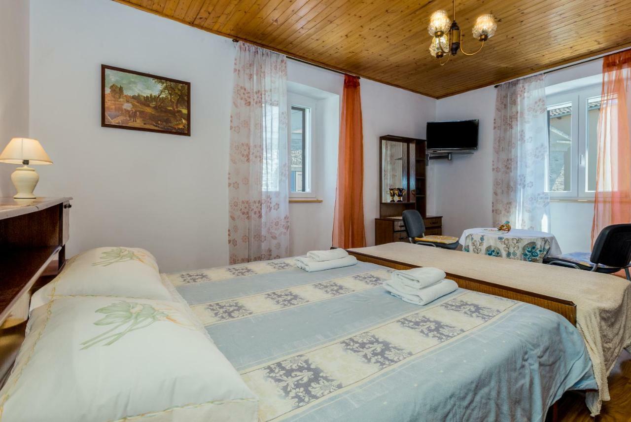 Guest House Robert I Mirna Бале Экстерьер фото